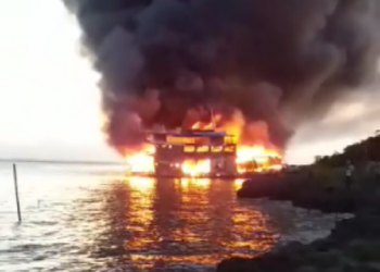 Balsa que faz trajeto Monte Alegre-Santarém pega fogo no Rio Amazonas