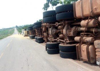 Caminhão carregado com 37 toneladas de milho tomba na BR-163, em Novo Progresso
