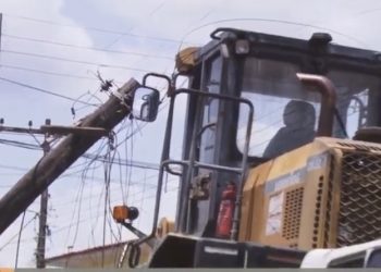 Carro que transportava trator arranca fiação de rua em Altamira