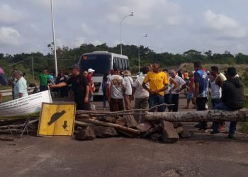 Manifestantes interditam PA-263 próximo à barragem de Tucuruí