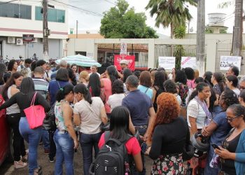 Professores protestam em frente à Prefeitura de Altamira