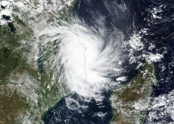 Ciclone que atingirá o Brasil deixa população em alerta