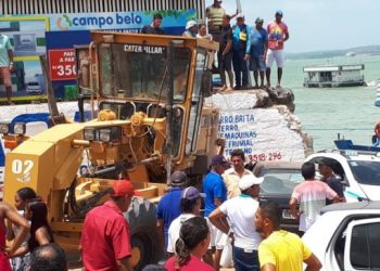 Em protesto, funcionários paralisam atividades de balsas