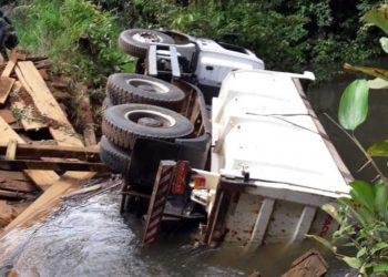 Ponte de madeira não suportou peso e caminhão-caçamba cai em igarapé em Altamira