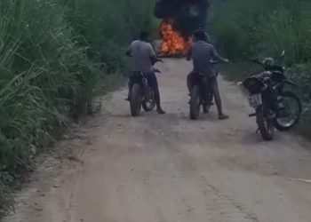 Clima é tenso na Vila Mocotó, onde Agentes do Ibama e Policia Militar são impedidos de deixarem a área; Veja as imagens