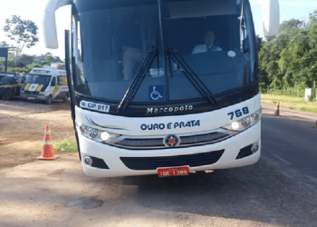 Durante abordagem em um ônibus, PRF prende passageiro que tinha mandado de prisão em aberto