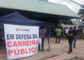 Grevistas do Detran realizam protesto em frente a Casa Civil