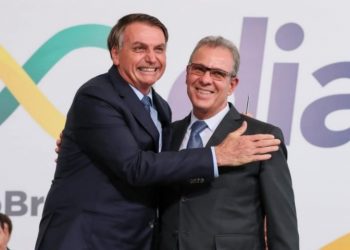 Bolsonaro assina projeto que libera exploração mineral em terras indígenas