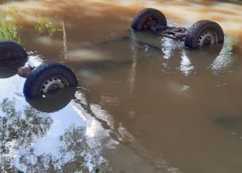 Caminhonete colide com ambulância de Uruará que vai parar dentro do rio