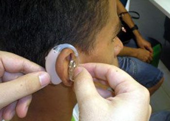 Estudantes com deficiência auditiva vão ter acesso à tecnologia do SUS