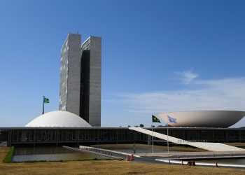 Reforma administrativa pretende revisar salários e número de carreiras