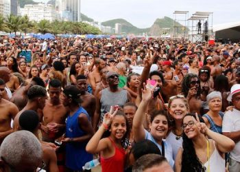 Médico diz como doença do beijo pode ser evitada no carnaval