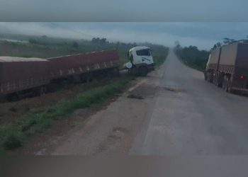 Carreta sai da pista após motorista desviar de buraco na BR-163 em Novo Progresso