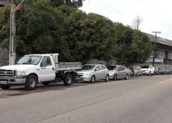 Greve no Detran: Condutores passam madrugada na fila para conseguir atendimento