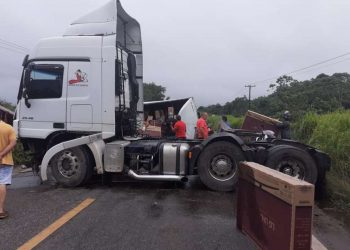 Caminhão tomba e carga de 399 televisores é saqueada na BR-010, no Pará