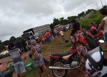 Moradores do Bairro Buriti fazem protesto e fecham a Rodovia Transamazônica