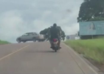 Condutor é flagrado perdendo controle do veículo e atingindo cerca de fazenda na PA-415, no Pará