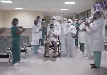 Primeiro paciente de covid-19 a receber alta no Abelardo Santos recebe homenagens