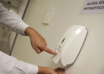 Álcool em gel nas mãos requer cuidado para evitar queimaduras graves