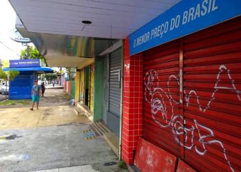 Decreto altera horários em estabelecimentos comerciais e órgãos públicos