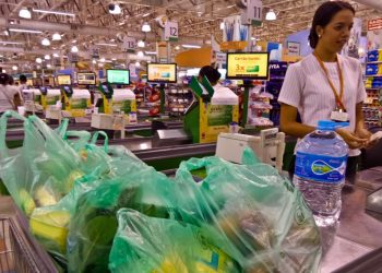 Associação Paraense de Supermercados faz campanha para que consumidores usem máscaras