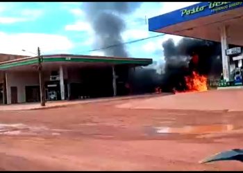 Três veículos ficam destruídos durante incêndio em posto de combustíveis de Rurópolis