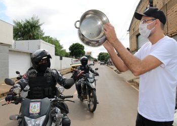 Protesto em frente à casa do prefeito de Altamira acaba em detenção de um publicitário.