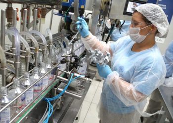 Faculdade Serra Dourada produz álcool em gel para doação em Altamira