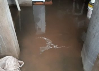 Serviços mal feitos pela Norte Energia, deixam moradora debaixo d’água em Altamira; vejam o vídeo.