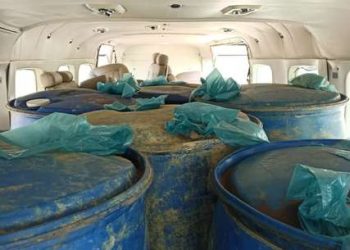 PF prende piloto que tentava transportar 1.200 litros de combustível irregular em aeroporto de Itaituba