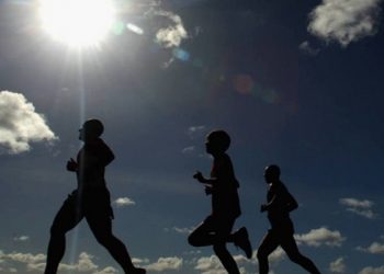 Estudo aponta que coronavírus pode ser vencido por sol forte em até 34 minutos