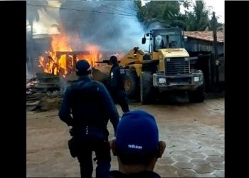 Casa fica destruída após incêndio em Senador José Porfírio; vejam o vídeo.
