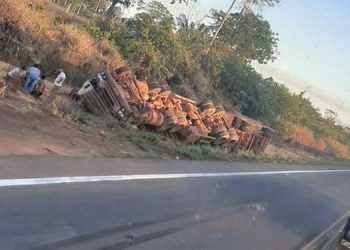 Caminhão faz ultrapassagem perigosa e tomba na BR-163; vejam vídeo.