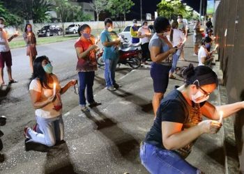 Grupo se reúne em oração em frente ao Hospital Regional de Altamira