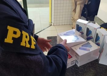 PRF apreende carga de celulares sem nota fiscal avaliada em R$ 15 mil. Os aparelhos tinham como destino Altamira (PA).