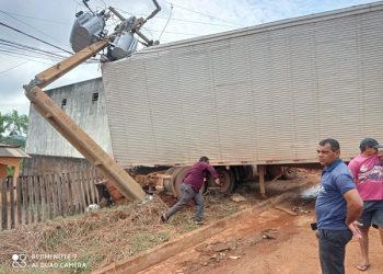 Caminhão bate em poste e deixa mais de 300 casas sem energia elétrica em Medicilândia, no Pará
