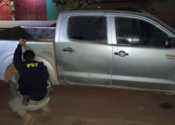 Policiais Rodoviários Federais recuperam picape no município de Uruará/PA.