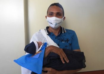 Bebê ganha o colo do pai após nascer de parto prematuro e perder a mãe para a Covid-19
