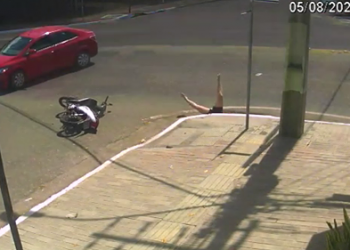 Motociclista cai em bueiro após ser atingida por carro em Paragominas.