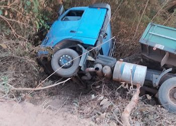 Carreta não consegue subir ladeira e acaba caindo em precipício na BR-230