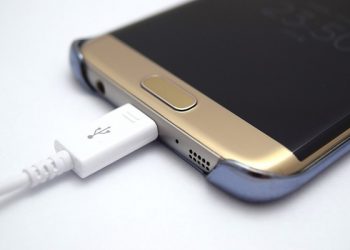 Concessionária de energia do Pará alerta para o risco de utilizar celulares enquanto carregam na tomada