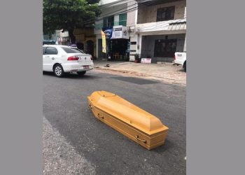 Caixão escorrega de carro funerário e cai no meio da rua em Belém