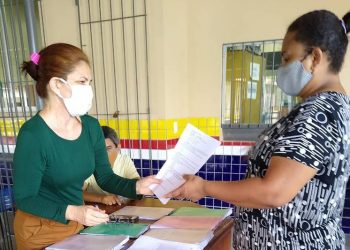 Alunos do 3º ano começam a receber caderno de atividades para o início das aulas remotas