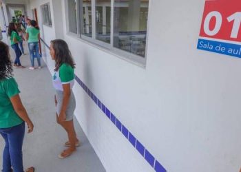 Seduc diz que apenas alunos do terceiro ano do Ensino Médio voltarão, remotamente, esta terça