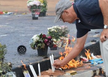 Velas e flores estão mais caras este ano, aponta Dieese
