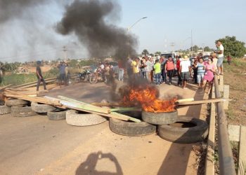 Urgente: Moradores bloqueiam a BR-230 em protesto contra a operação do IBAMA em Anapu; veja o vídeo.
