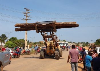 Manifestantes liberam a BR-230 que estava bloqueada em protesto contra operação do Ibama, em Anapu/PA