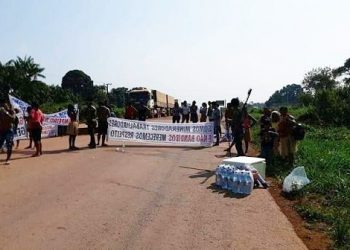 Manifestantes mantém bloqueio na BR-230 em Itaituba; Engarrafamento atinge 20km