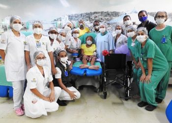 Idosa ganha cadeira de rodas de presente em campanha solidária promovida por profissionais de saúde