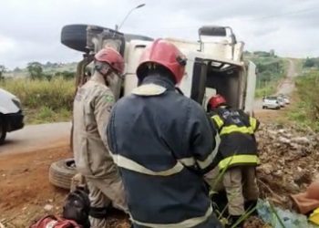 Caminhão carregado de entulho tomba na rodovia Transamazônica